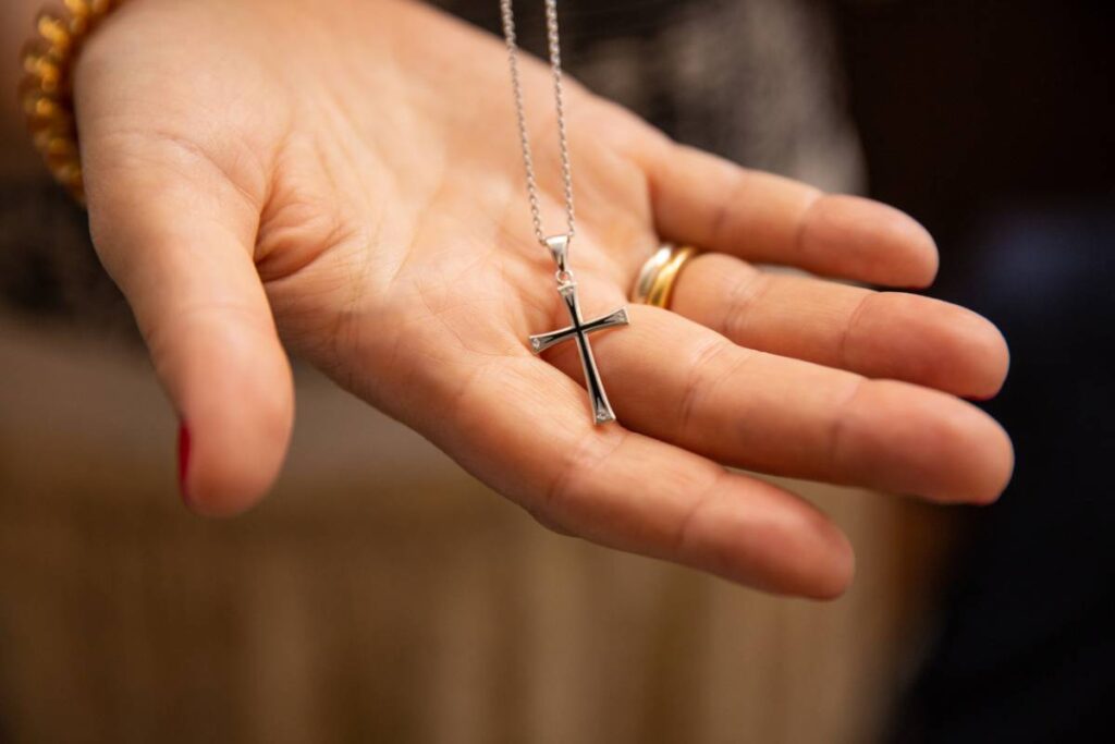 ofrrir un bijoux croix