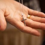 ofrrir un bijoux croix